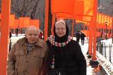 Хърбърт и дороти Вогел, разхождащи се сред проекта на Кристо - Портите